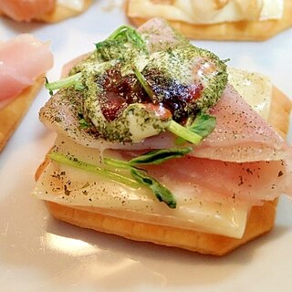 デミ/マヨで　チーズと生ハムと豆苗の焼きクラッカー